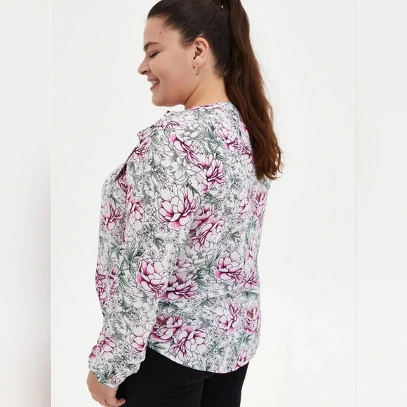 Torrid Georgette Pink Ditsy floral Pattern Blouse Top Whimsical 3X - Picture 3 of 10